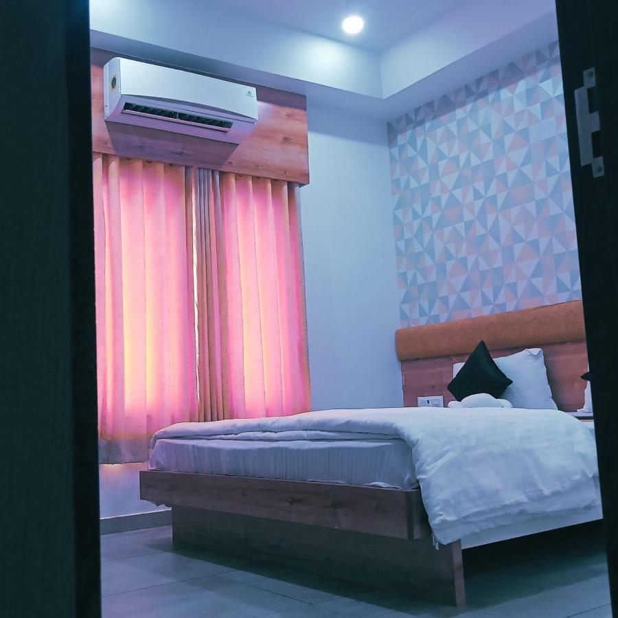 Hotel Fun City Navsari Экстерьер фото