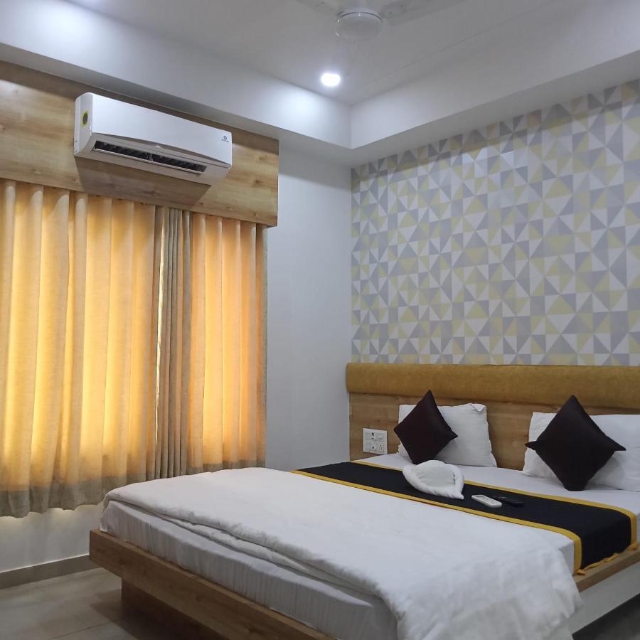 Hotel Fun City Navsari Экстерьер фото