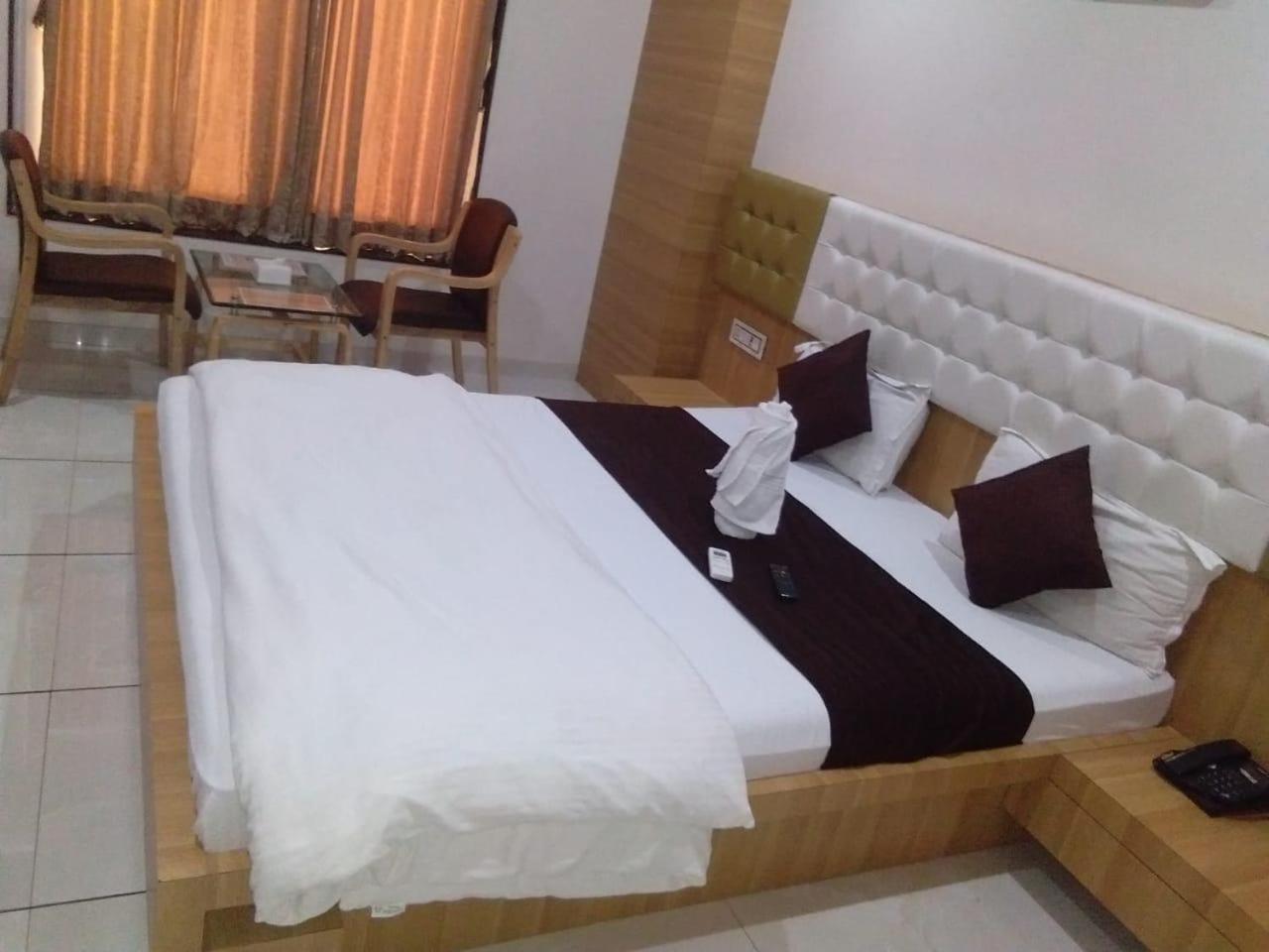 Hotel Fun City Navsari Экстерьер фото