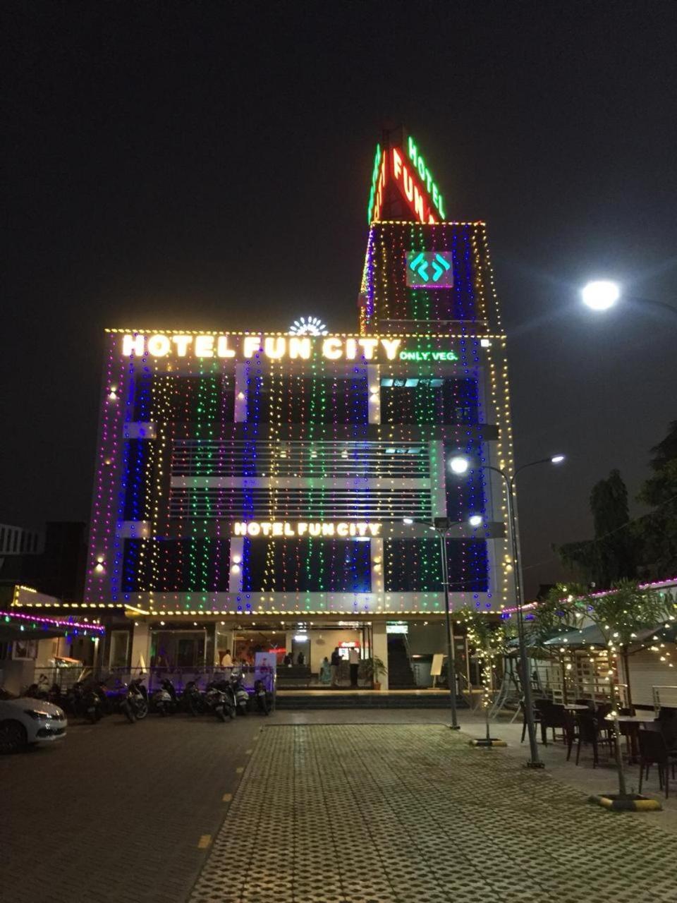 Hotel Fun City Navsari Экстерьер фото