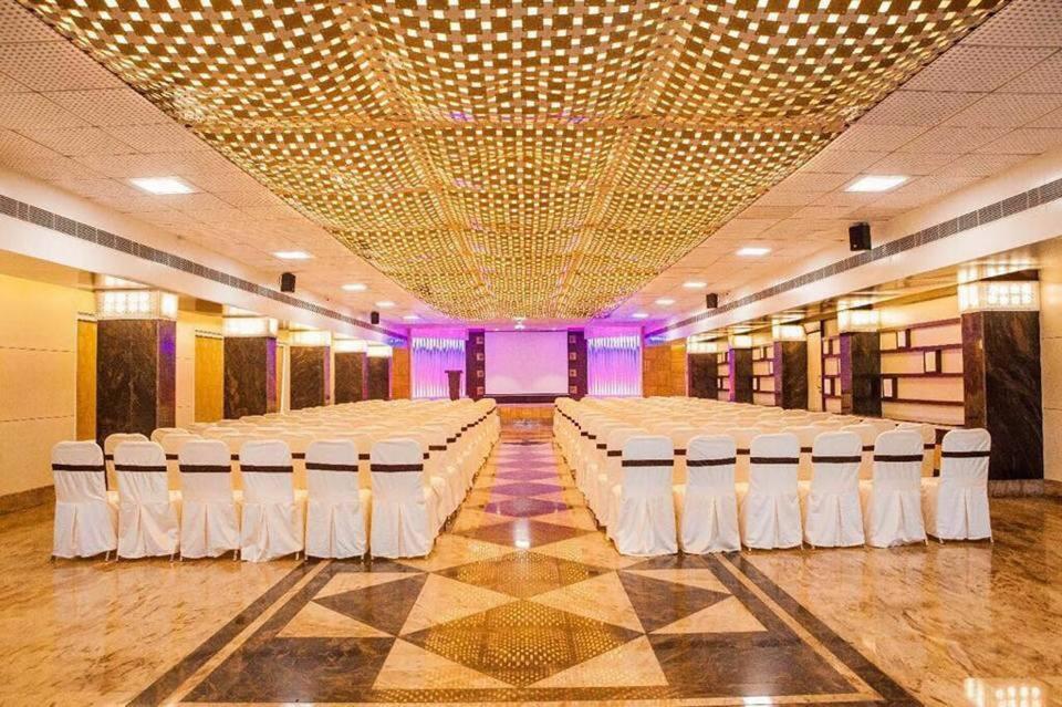 Hotel Fun City Navsari Экстерьер фото