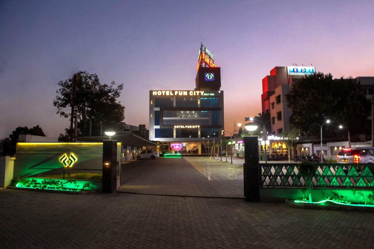 Hotel Fun City Navsari Экстерьер фото