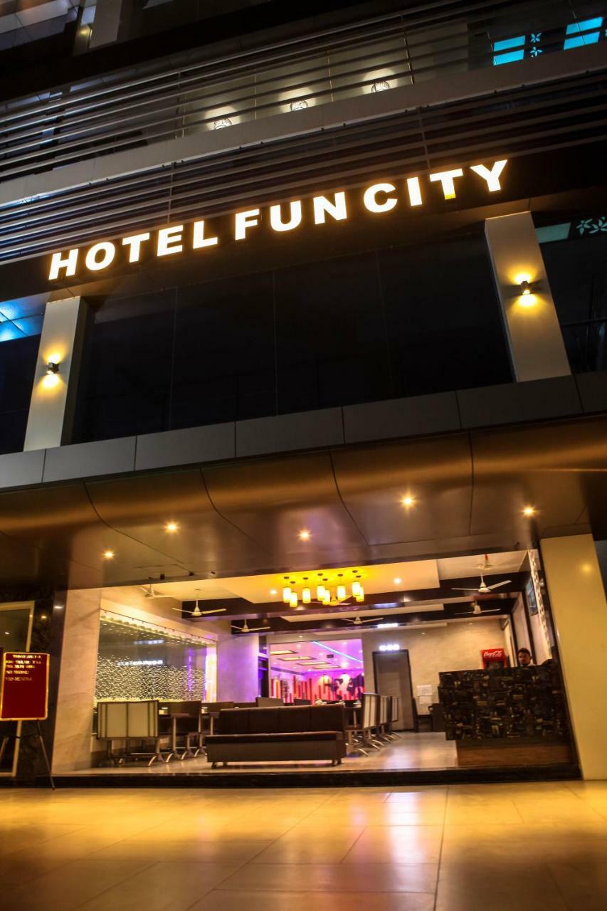 Hotel Fun City Navsari Экстерьер фото