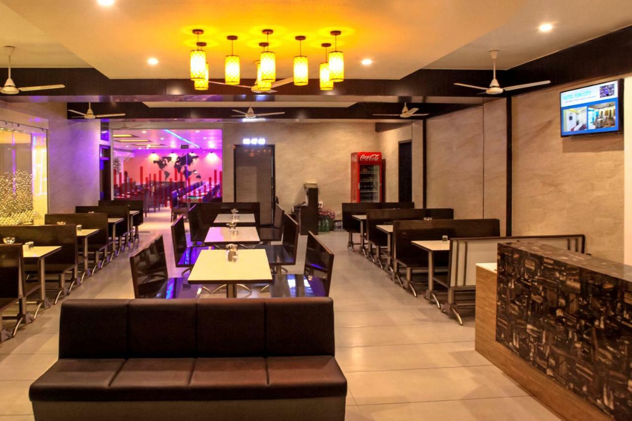 Hotel Fun City Navsari Экстерьер фото
