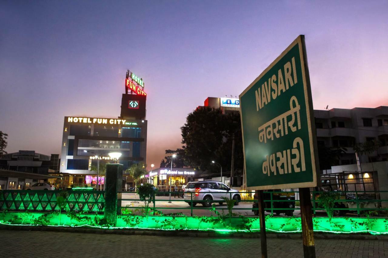 Hotel Fun City Navsari Экстерьер фото