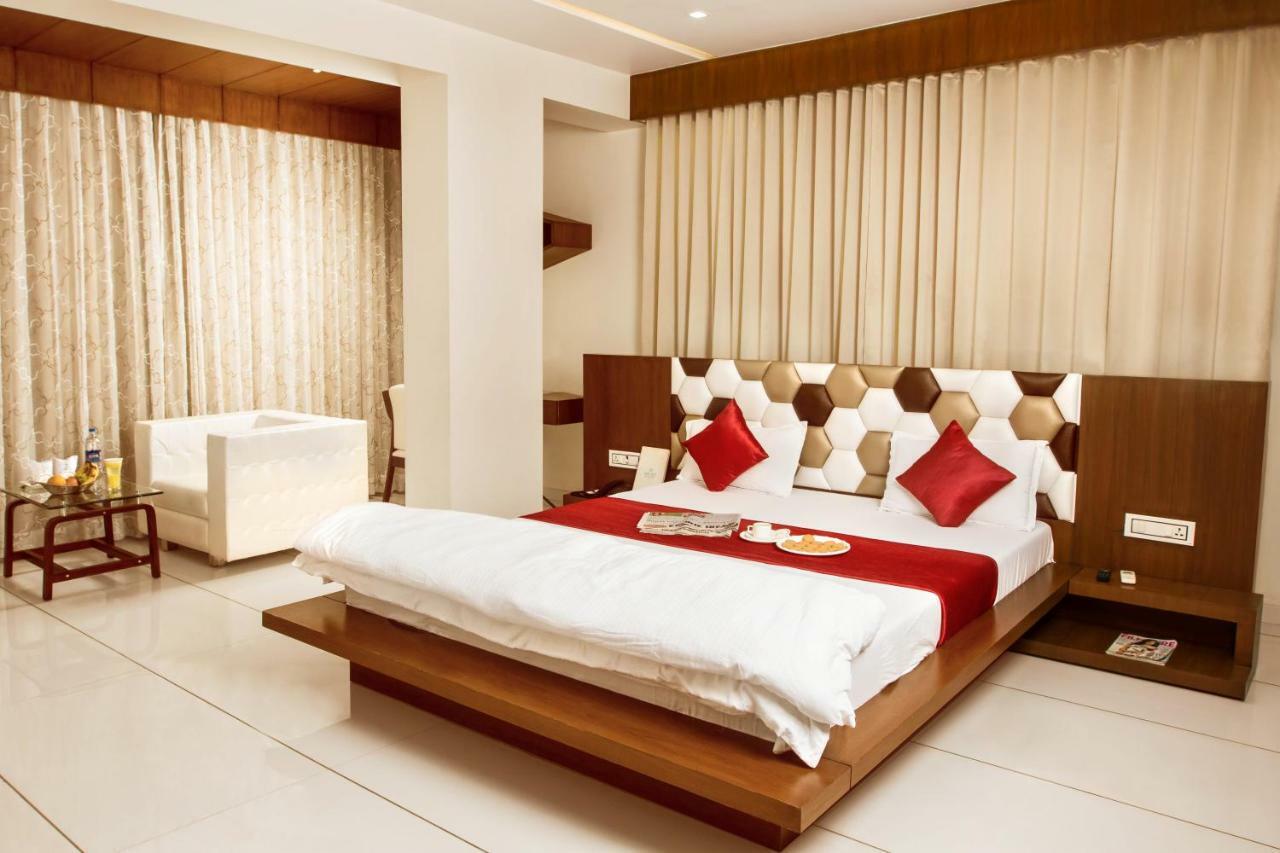 Hotel Fun City Navsari Экстерьер фото