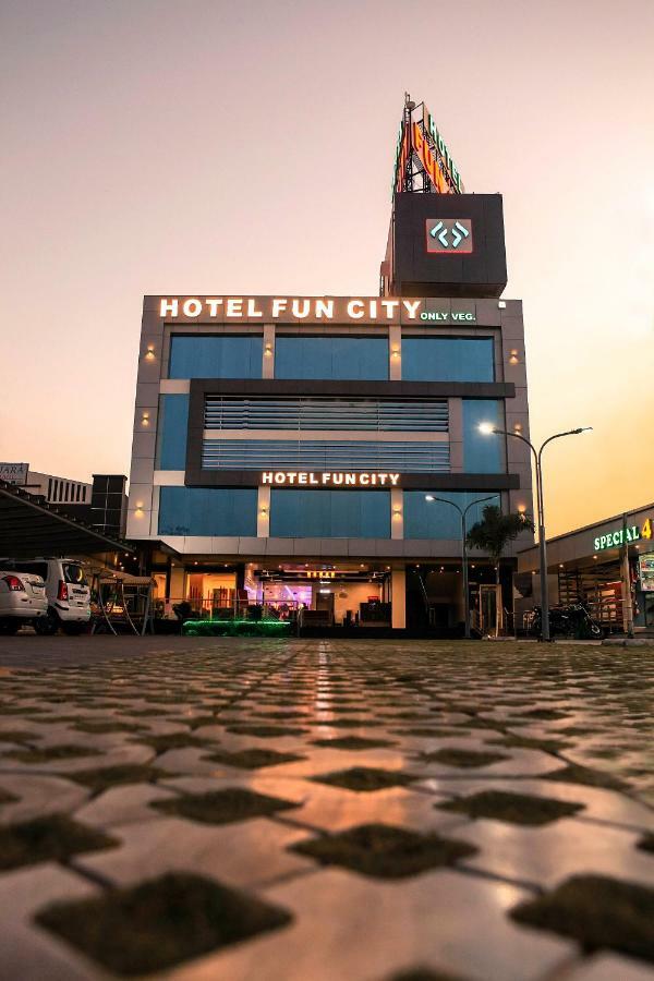 Hotel Fun City Navsari Экстерьер фото
