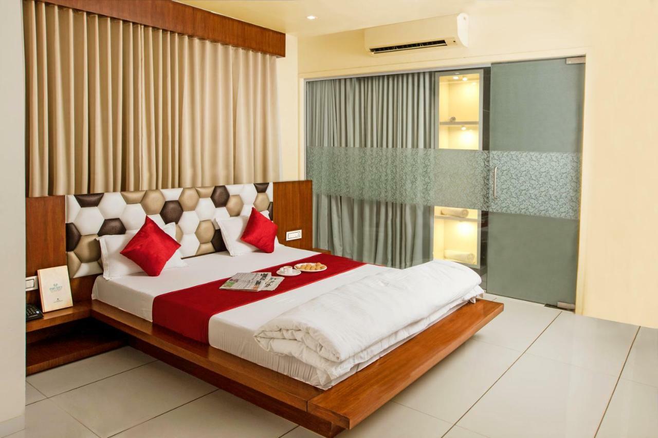 Hotel Fun City Navsari Экстерьер фото