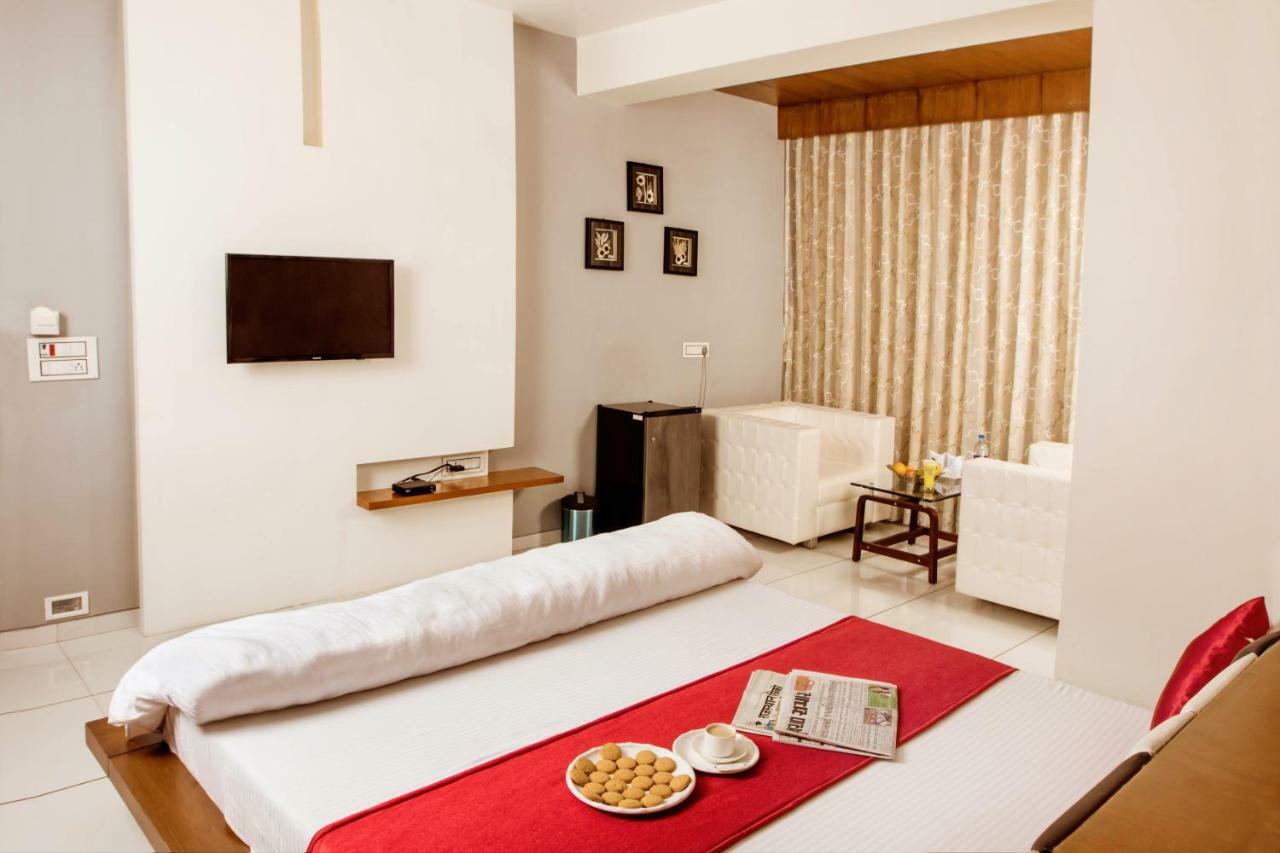 Hotel Fun City Navsari Экстерьер фото