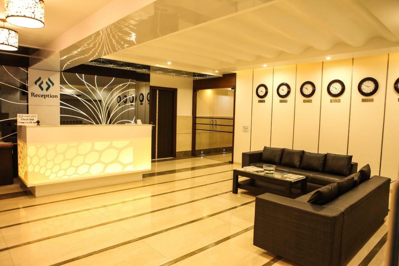 Hotel Fun City Navsari Экстерьер фото