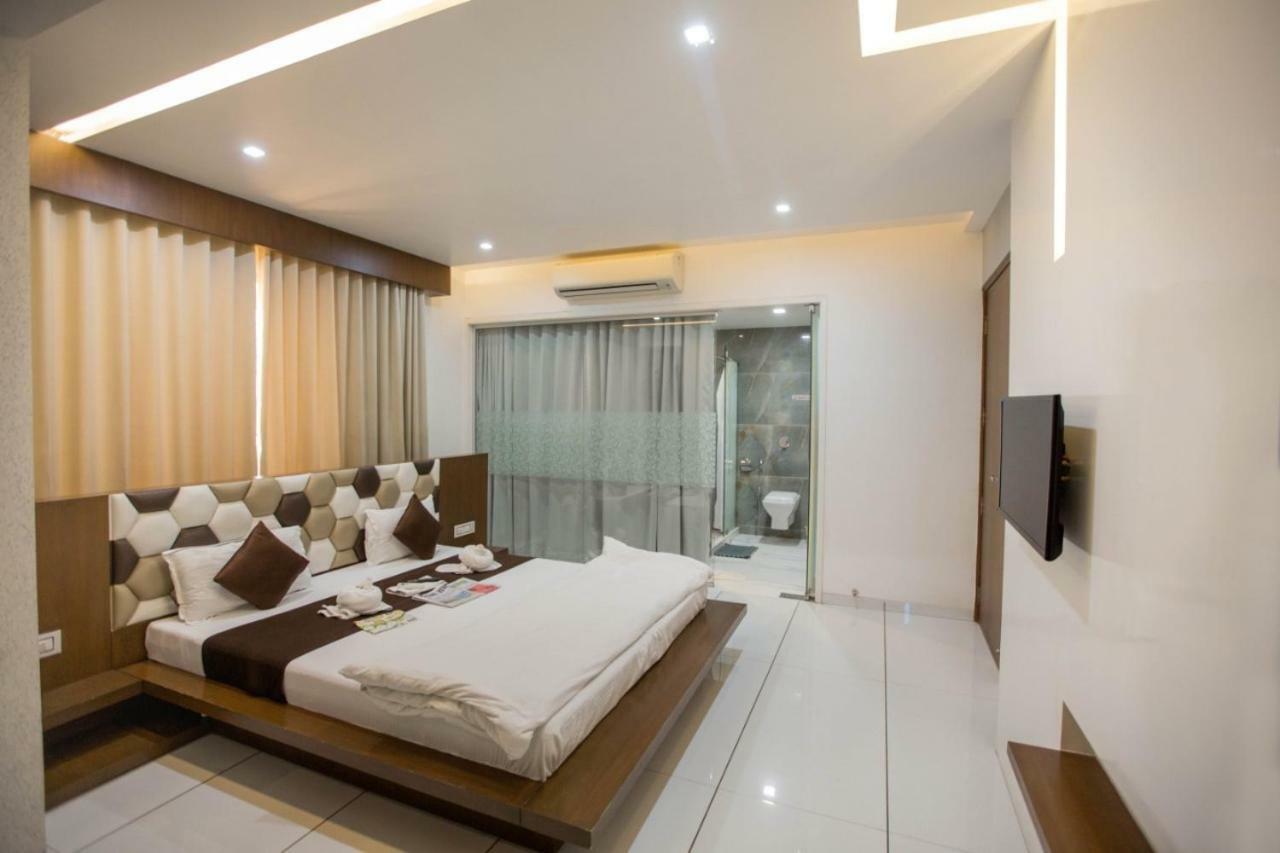 Hotel Fun City Navsari Экстерьер фото