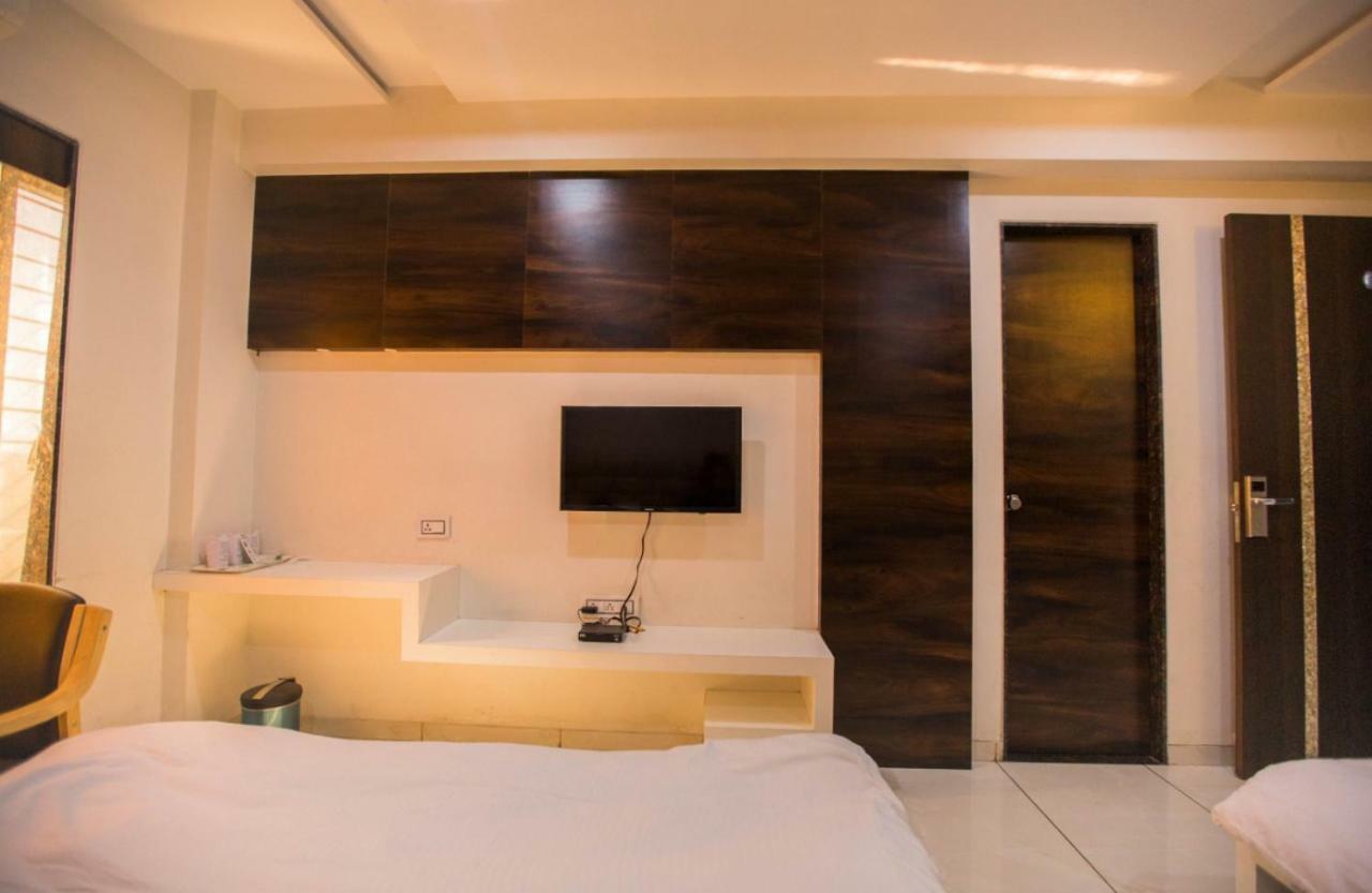 Hotel Fun City Navsari Экстерьер фото