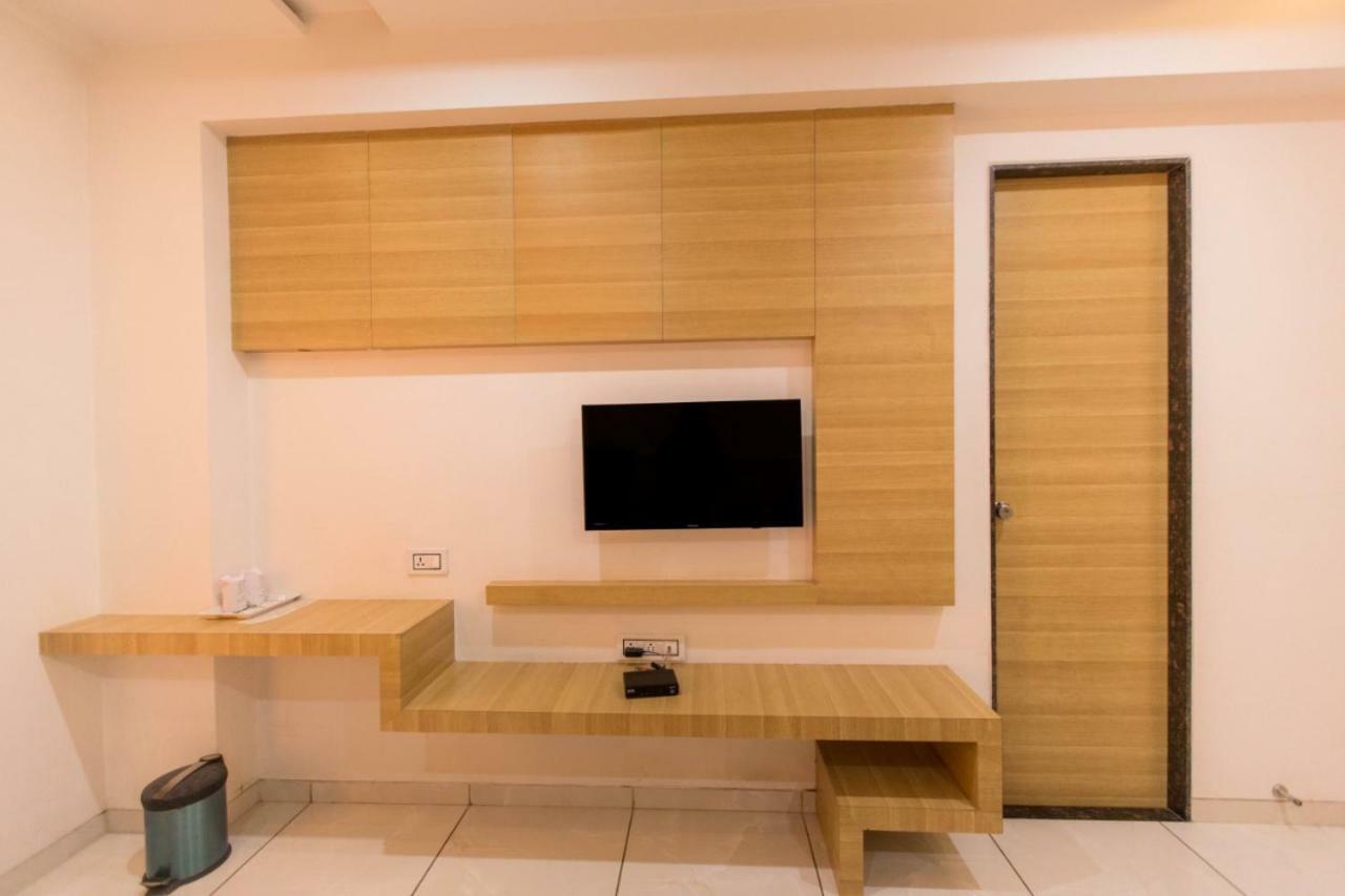 Hotel Fun City Navsari Экстерьер фото