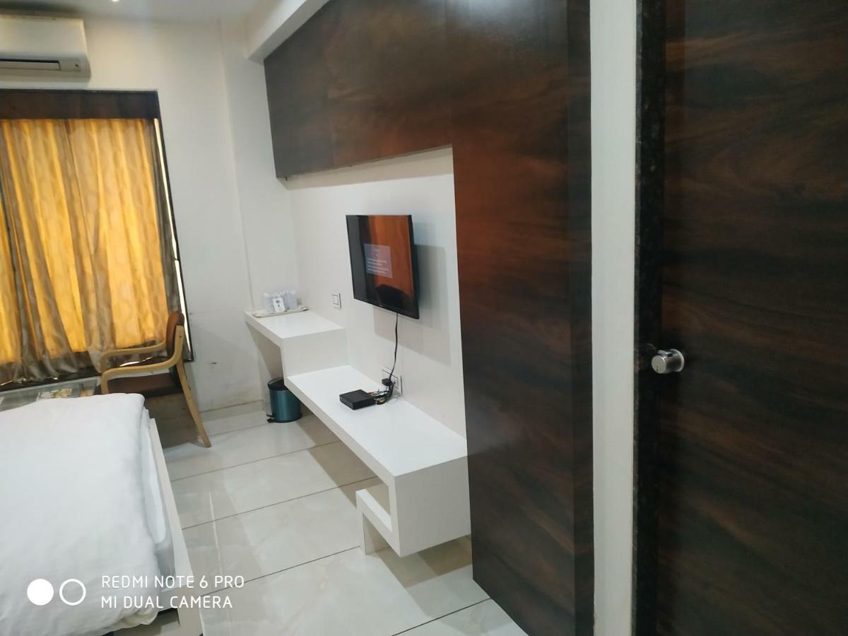Hotel Fun City Navsari Экстерьер фото