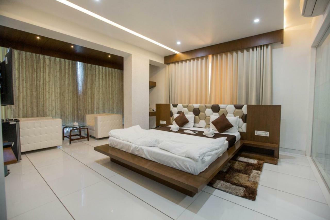 Hotel Fun City Navsari Экстерьер фото