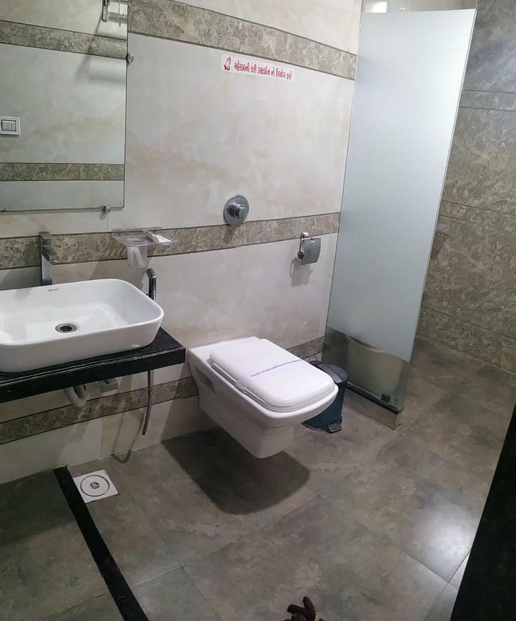 Hotel Fun City Navsari Экстерьер фото