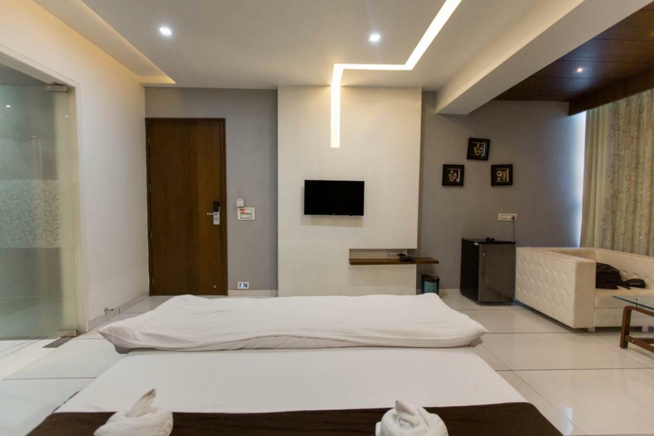 Hotel Fun City Navsari Экстерьер фото